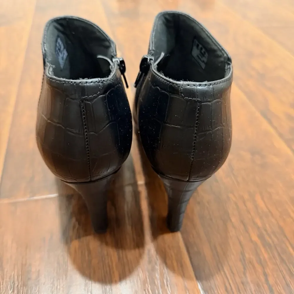 Clark’s Collection Women’s Black Ankle Booties Size 8.5 Zip High Heel Classic